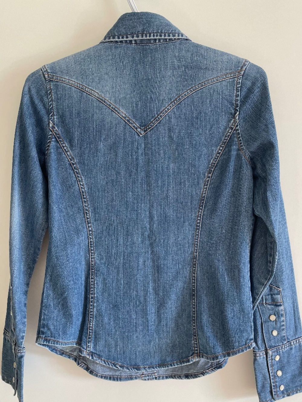 EUC Women’s Gap Denim Stretch Western Button Down Shirt With Pearl Snaps XSmall - Picture 2 of 4